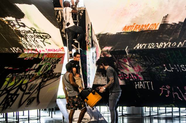 Artistas finalizam a obra AfroUFO, antes da abertura da Bienal para o público