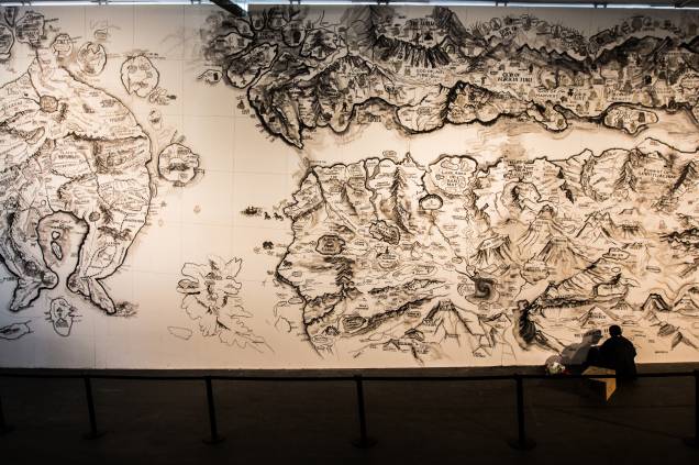 O artista chinês Qiu Zhijie finaliza a obra Map (Mapa), que foi traçada na parede da rampa que sai área Parque e que desaparecerá assim que a exposição for encerrada, em dezembro
