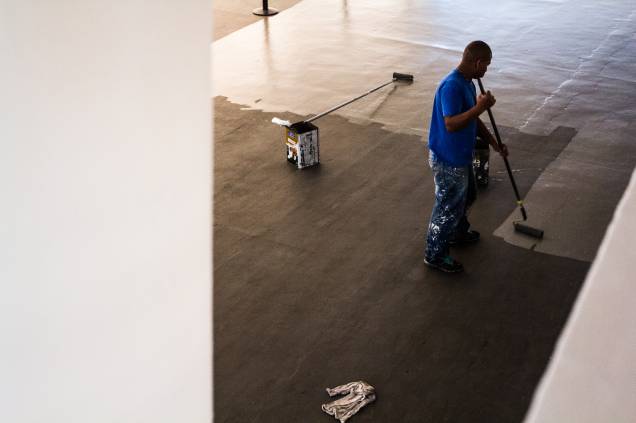 Funcionários realizam os últimos ajustes antes da abertura da Bienal de Artes de São Paulo no Ibirapuera