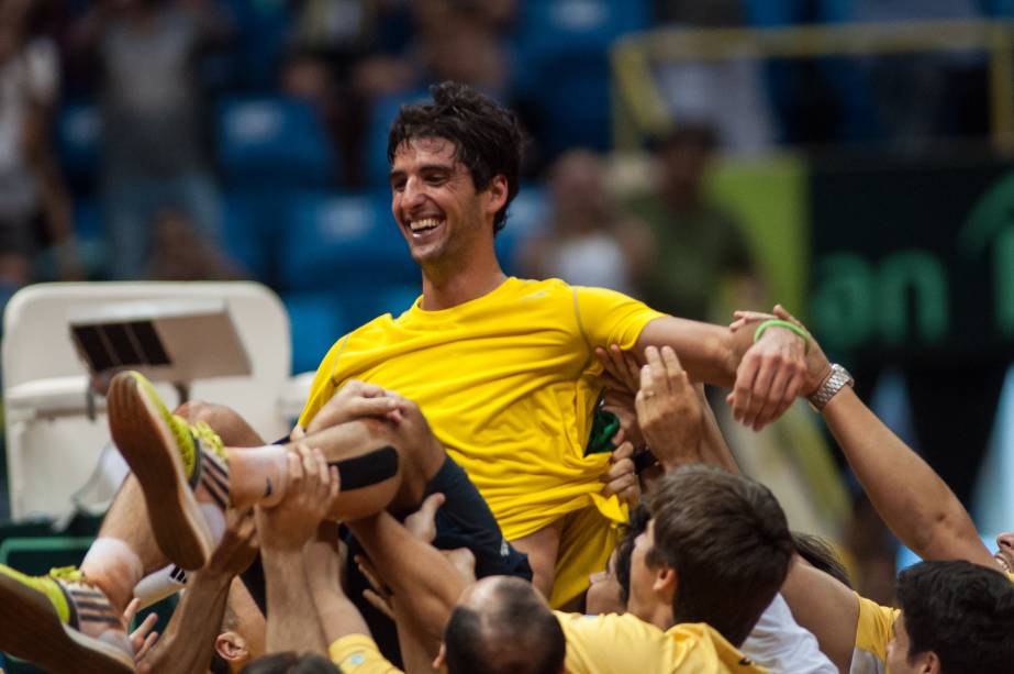 Thomaz Bellucci foi carregado pelos companheiros após vitória sobre Robert Bautista no Ginásio do Ibirapuera