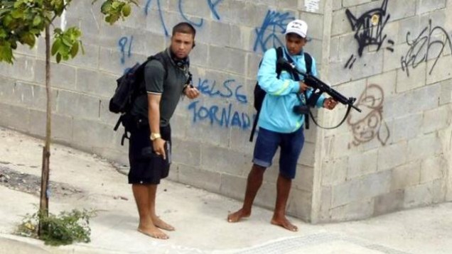 Bandidos fazem patrulha nas ruas do bairro carioca de Madureira