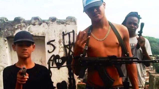 Soldados do tráfico exibem armas nas ruas do subúrbio do Rio