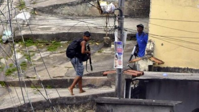 Bandidagem circula armada em plena luz do dia no subúrbio do Rio