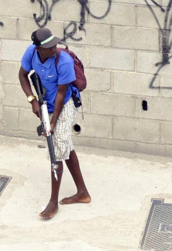 Armado, bandido patrulha ruas do bairro de Madureira, no Rio de Janeiro