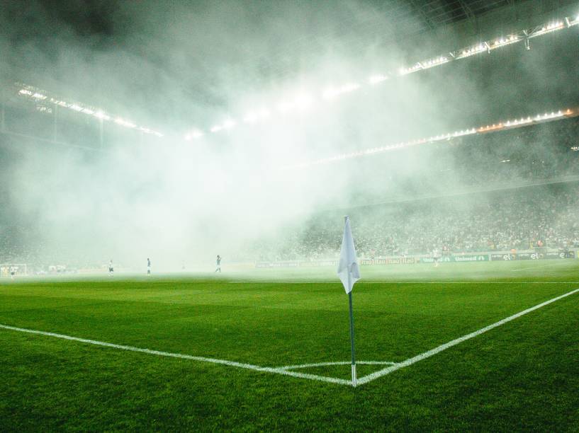 Torcedores do Corinthians acendem sinalizadores durante partida contra o Grêmio no Itaquerão - 23/11/2014
