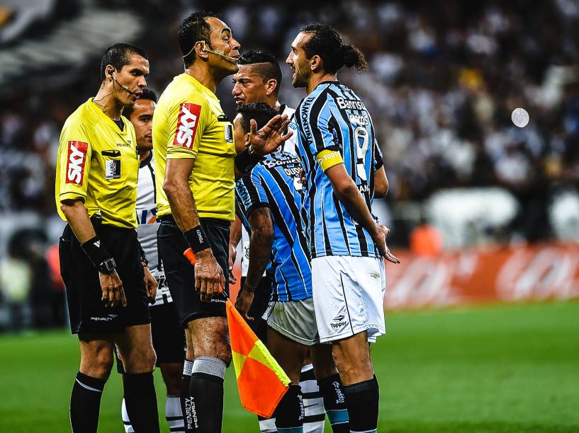 O atacante Barcos do Grêmio, reclama com a arbitragem na partida contra o Corinthians - 23/11/2014