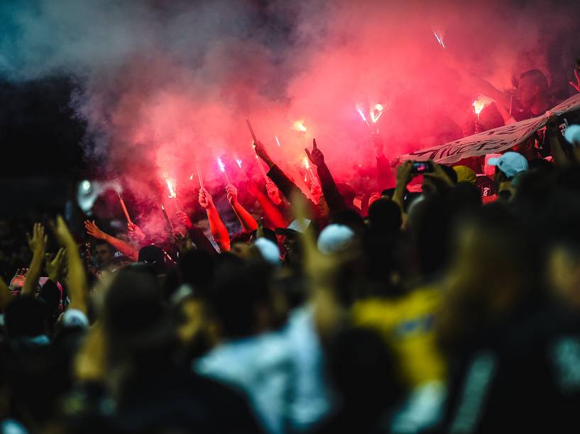 Torcedores do Corinthians acendem sinalizadores durante partida contra o Grêmio no Itaquerão - 23/11/2014