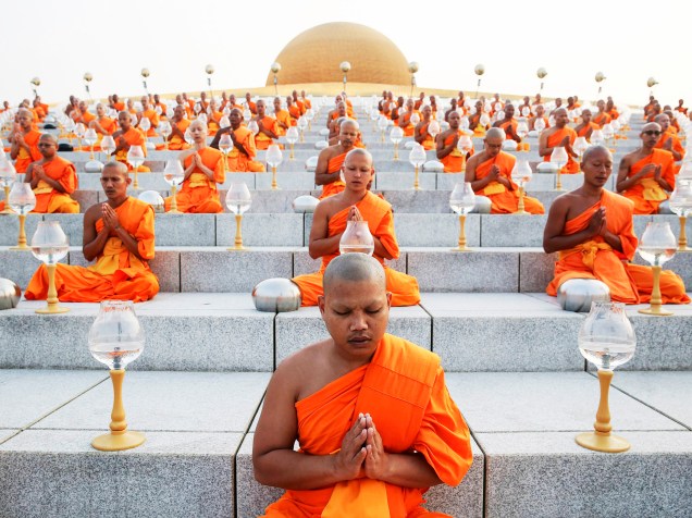 Monges budistas em cerimônia de doações no templo de Wat Phra Dhammakaya, em Pathum Thani, Tailândia - 04/03/2015
