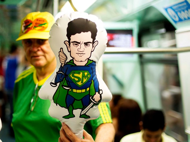 Manifestantes chegam de metrô, ao protesto contra o governo de Dilma Rousseff,, na Avenida Paulista, em São Paulo (SP), na tarde deste domingo (13)