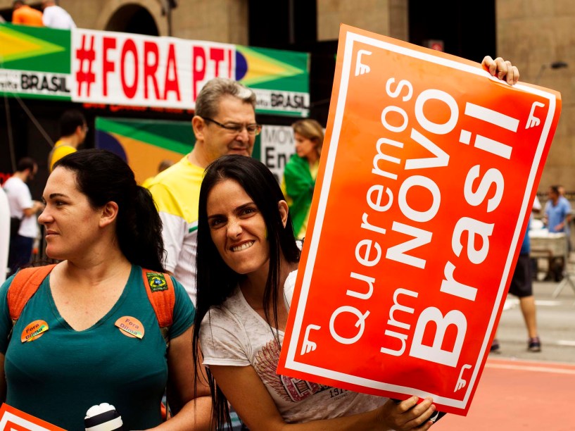 Protesto contra o governo de Dilma Rousseff, na Avenida Paulista, em São Paulo (SP), na tarde deste domingo (13)
