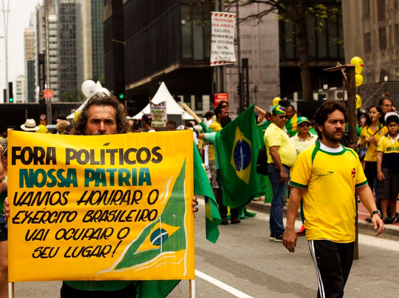 Protesto contra o governo de Dilma Rousseff, na Avenida Paulista, em São Paulo (SP), na tarde deste domingo (13)