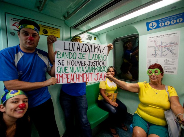 Manifestantes chegam de metrô, ao protesto contra o governo de Dilma Rousseff,, na Avenida Paulista, em São Paulo (SP), na tarde deste domingo (13)