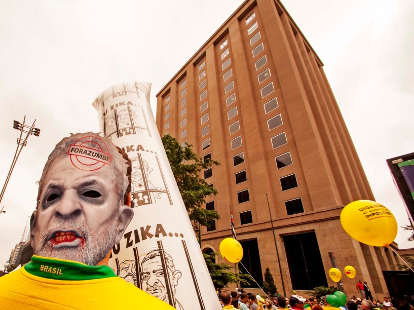 Protesto contra o governo de Dilma Rousseff, na Avenida Paulista, em São Paulo (SP), na tarde deste domingo (13)