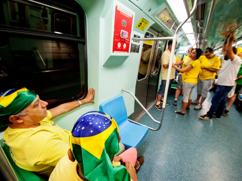 Manifestantes chegam de metrô, ao protesto contra o governo de Dilma Rousseff,, na Avenida Paulista, em São Paulo (SP), na tarde deste domingo (13)