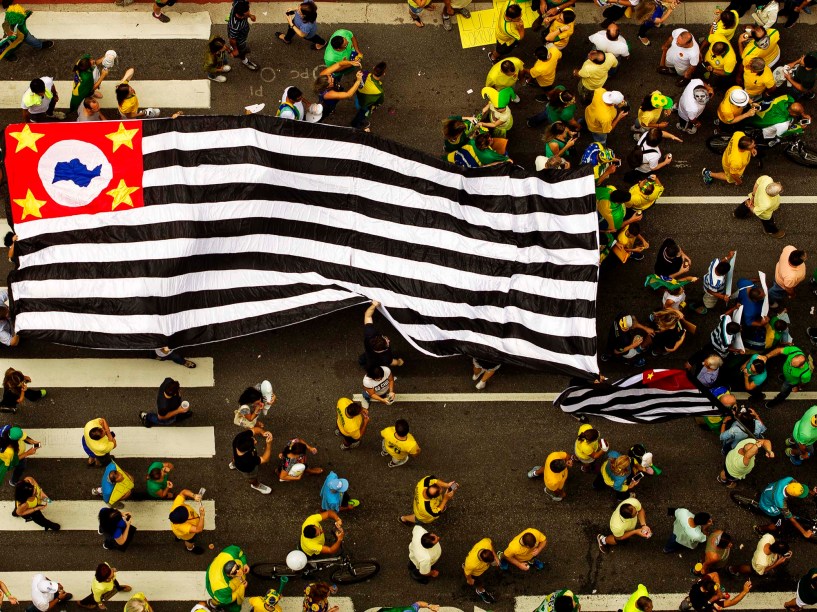 Manifestantes na Avenida Paulista, em São Paulo, para o protesto contra o Governo Dilma, neste domingo (13), pedindo o impeachment da presidente petista e o fim da corrupção