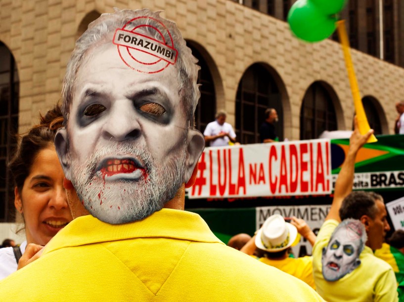 Manifestantes na Avenida Paulista, em São Paulo, para o protesto contra o Governo Dilma, neste domingo (13), pedindo o impeachment da presidente petista e o fim da corrupção