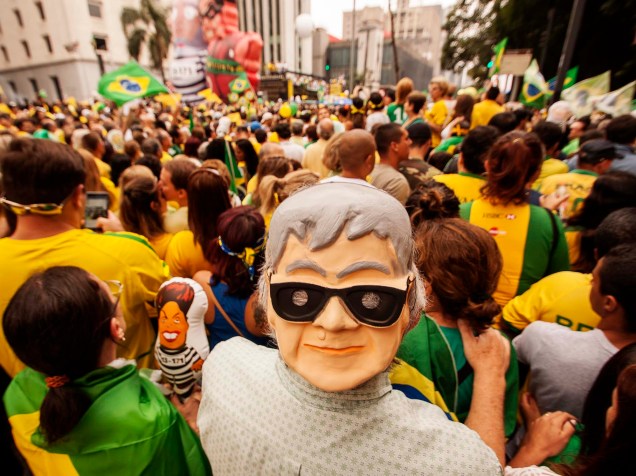 Manifestantes na Avenida Paulista, em São Paulo, para o protesto contra o Governo Dilma, neste domingo (13), pedindo o impeachment da presidente petista e o fim da corrupção