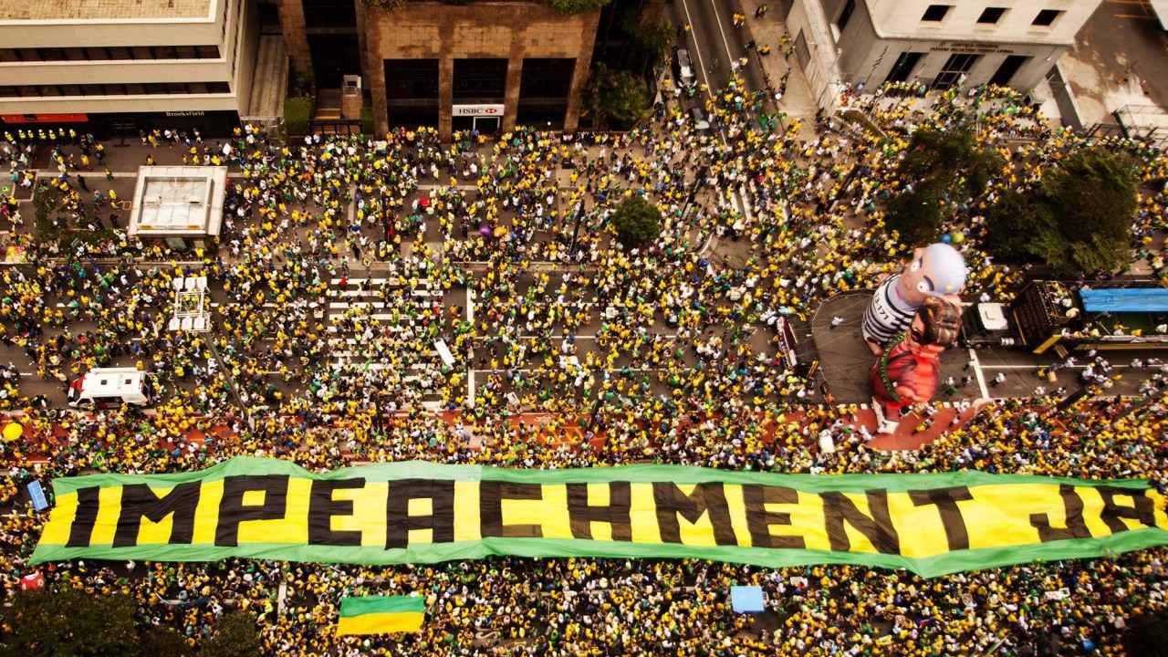 Manifestantes na Avenida Paulista, em São Paulo, para o protesto contra o Governo Dilma, neste domingo (13), pedindo o impeachment da presidente petista e o fim da corrupção
