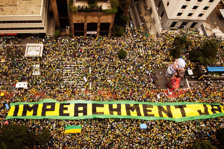 Manifestantes na Avenida Paulista, em São Paulo, para o protesto contra o Governo Dilma, neste domingo (13), pedindo o impeachment da presidente petista e o fim da corrupção