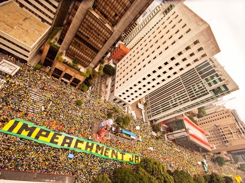 Manifestantes na Avenida Paulista, em São Paulo, para o protesto contra o Governo Dilma, neste domingo (13), pedindo o impeachment da presidente petista e o fim da corrupção