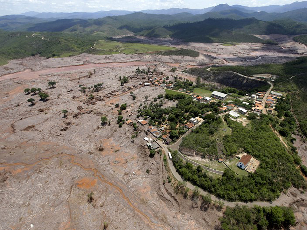 Vista geral de Bento Rodigues, distrito de Mariana soterrado por lama após rompimento de barragem da mineradora Samarco