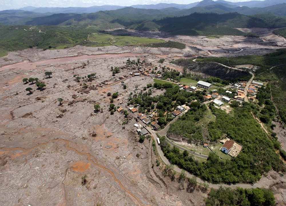 Vista geral de Bento Rodigues, distrito de Mariana soterrado por lama após rompimento de barragem da mineradora Samarco