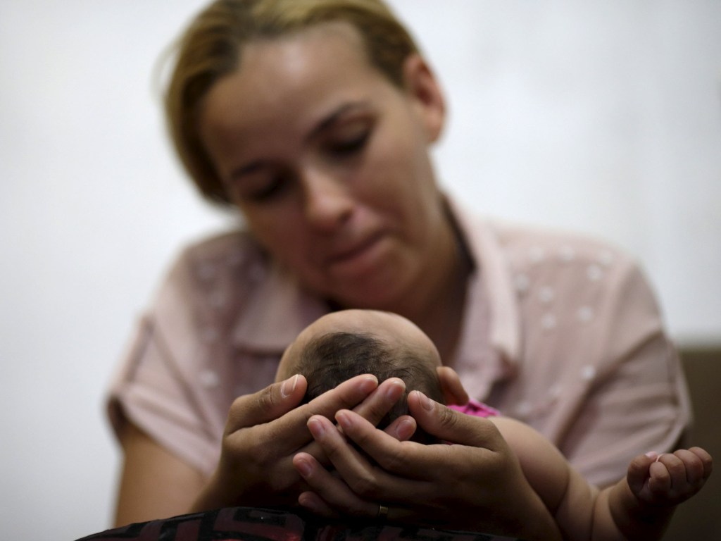 Mãe segura filho que nasceu com microcefalia, no hospital IMIP no Recife