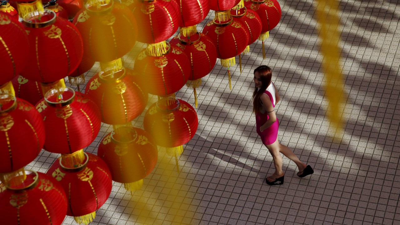 Mulher caminha sob lanternas chinesas que formam a decoração para a celebração do Ano Novo Chinês em Kuala Lumpur, capital da Malásia. Pelo calendário, que é seguido por diversas nações do oriente que têm grande população originária da China, o ano 2130 terá início no próximo dia 8 de fevereiro