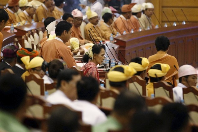 A líder da Liga Nacional para a Democracia (NLD) e Prêmio Nobel da Paz Suu Kyi participa da abertura do ano parlamentar em Mianmar. O Congresso do país foi constituído nesta segunda-feira com os novos deputados escolhidos nas últimas eleições, e no qual o partido de Suu Kyi terá maioria suficiente para formar o governo