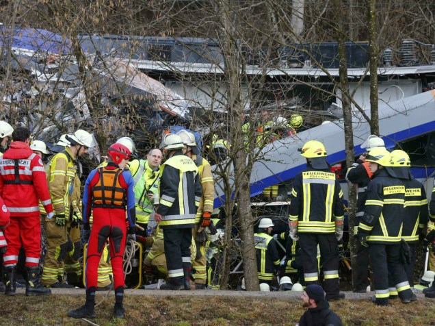 Equipe de resgate trabalha na área onde dois trens colidiram, na região da Baviera, Alemanha