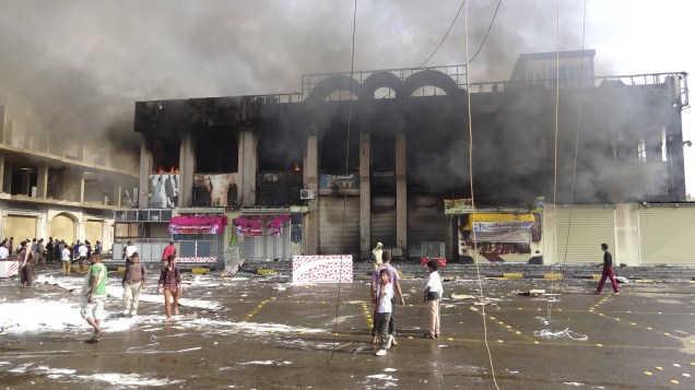 Um shopping center foi incendiado durante confrontos em Áden, no Iêmen. A cidade do sul do país é considerada a capital provisória do poder reconhecido pela comunidade internacional