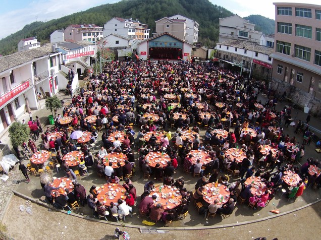 <a href="https://folhapress.folha.com.br/foto/6190565" rel="">Moradores fazem almoço para celebrar o Festival da Primavera em Taizhou, província de Zhejiang, na China, nesta quinta-feira</a>