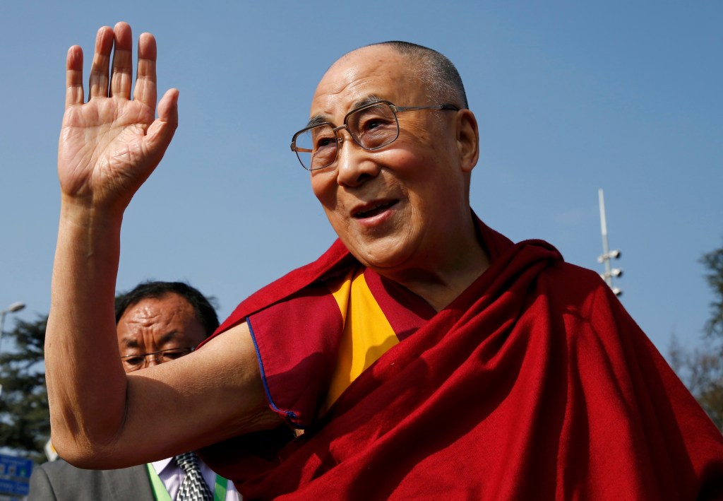 O líder espiritual tibetano Dalai Lama fala com jornalistas em Genebra, na Suíça