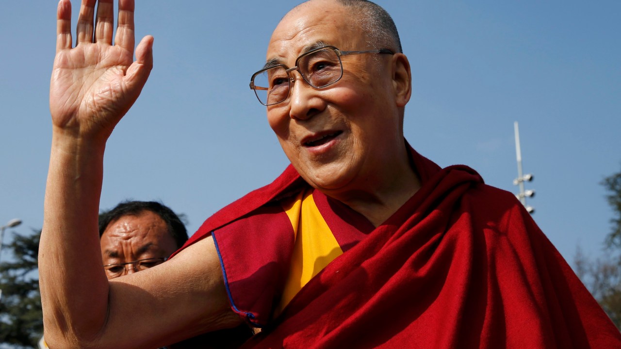 O líder espiritual tibetano Dalai Lama fala com jornalistas em Genebra, na Suíça