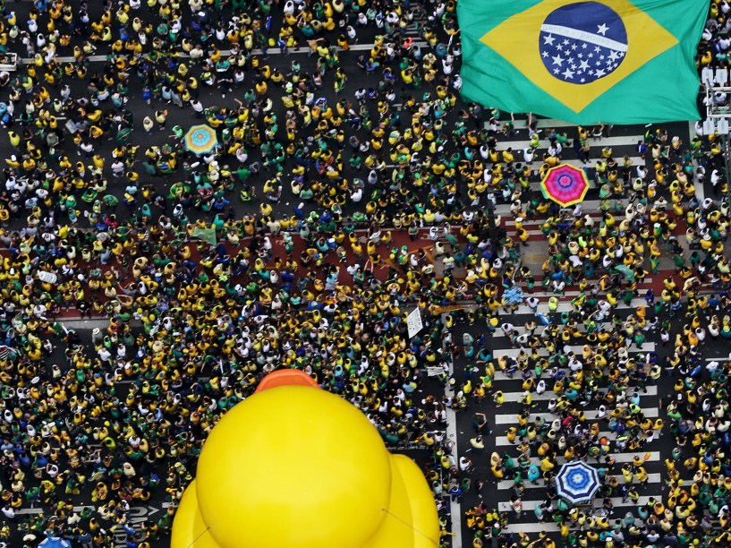 Protesto contra o governo de Dilma Rousseff, na Avenida Paulista, em São Paulo (SP), na tarde deste domingo (13)