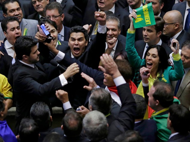 Parlamentares após votação que discutia o parecer do deputado Jovair Arantes, que recomendando a abertura do processo de impeachment da presidente Dilma Rousseff - 17/04/2016