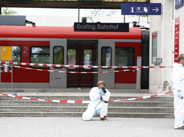 Investigadores trabalham na estação de trem de Grafing, na Alemanha, onde ataque a faca deixou uma pessoa morta