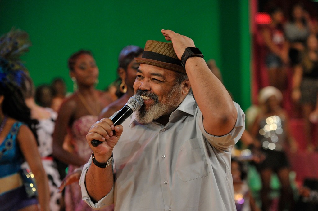 O cantor Jorge Aragão, em apresentação no 'Esquenta', de Regina Casé