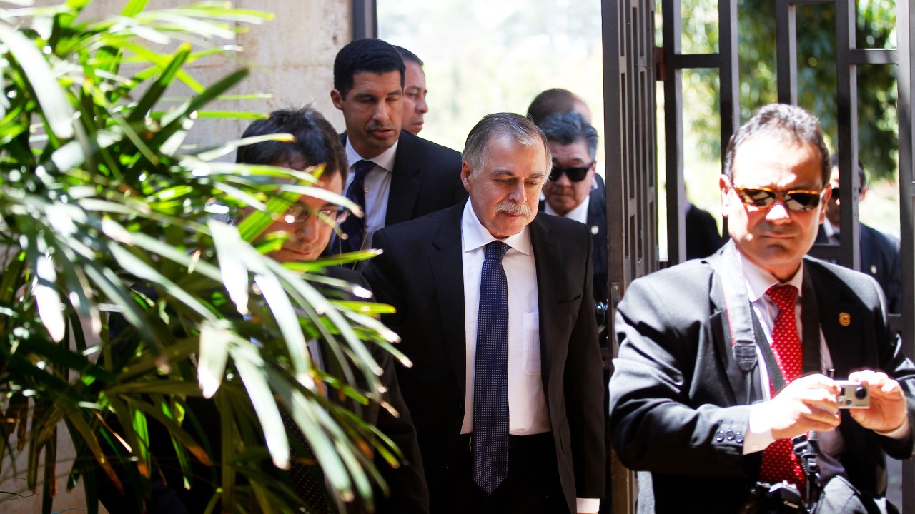O ex-diretor da Petrobrás, Paulo Roberto Costa, chega ao Senado para prestar depoimento à CPI na tarde desta quarta-feira (17)
