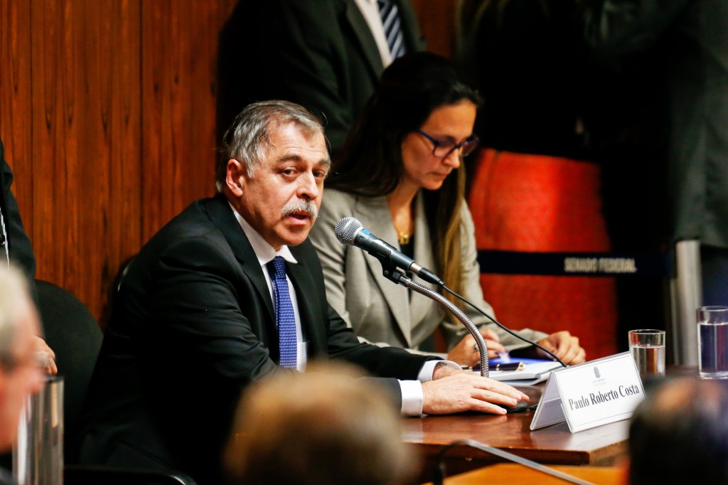 Catta Preta (ao fundo) acompanha depoimento de Paulo Roberto Costa à CPI da Petrobras