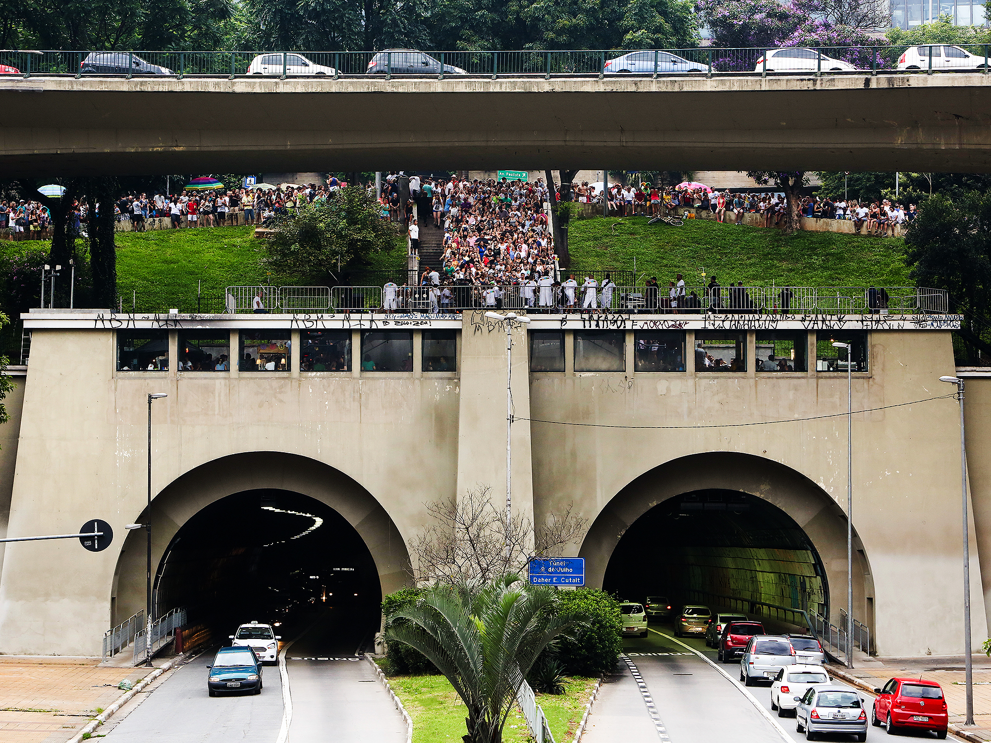 O bloco Acadêmicos do Baixo Augusta realiza seu Grito de Carnaval, com ponto de encontro no Mirante 9 de julho. Formado em 2010, o bloco é um dos maiores de São Paulo e toca marchinhas e sambas