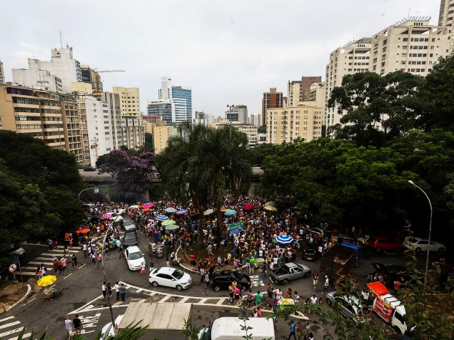 O Bloco Acadêmicos do Baixo Augusta realiza grito de carnaval no Mirante Nove de Julho Julho, localizado atrás do MASP, em São Paulo, neste domingo (24)
