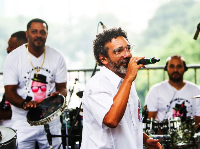 O cantor Simoninha se apresenta com o Bloco Acadêmicos do Baixo Augusta no Mirante Nove de Julho , localizado atrás do MASP, em São Paulo, neste domingo (24)