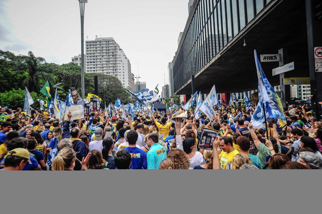 Manifestação de apoio ao candidato à Presidência da República pelo PSDB, Aécio Neves, leva centenas de eleitores para a avenida paulista, neste sábado (25), em São Paulo