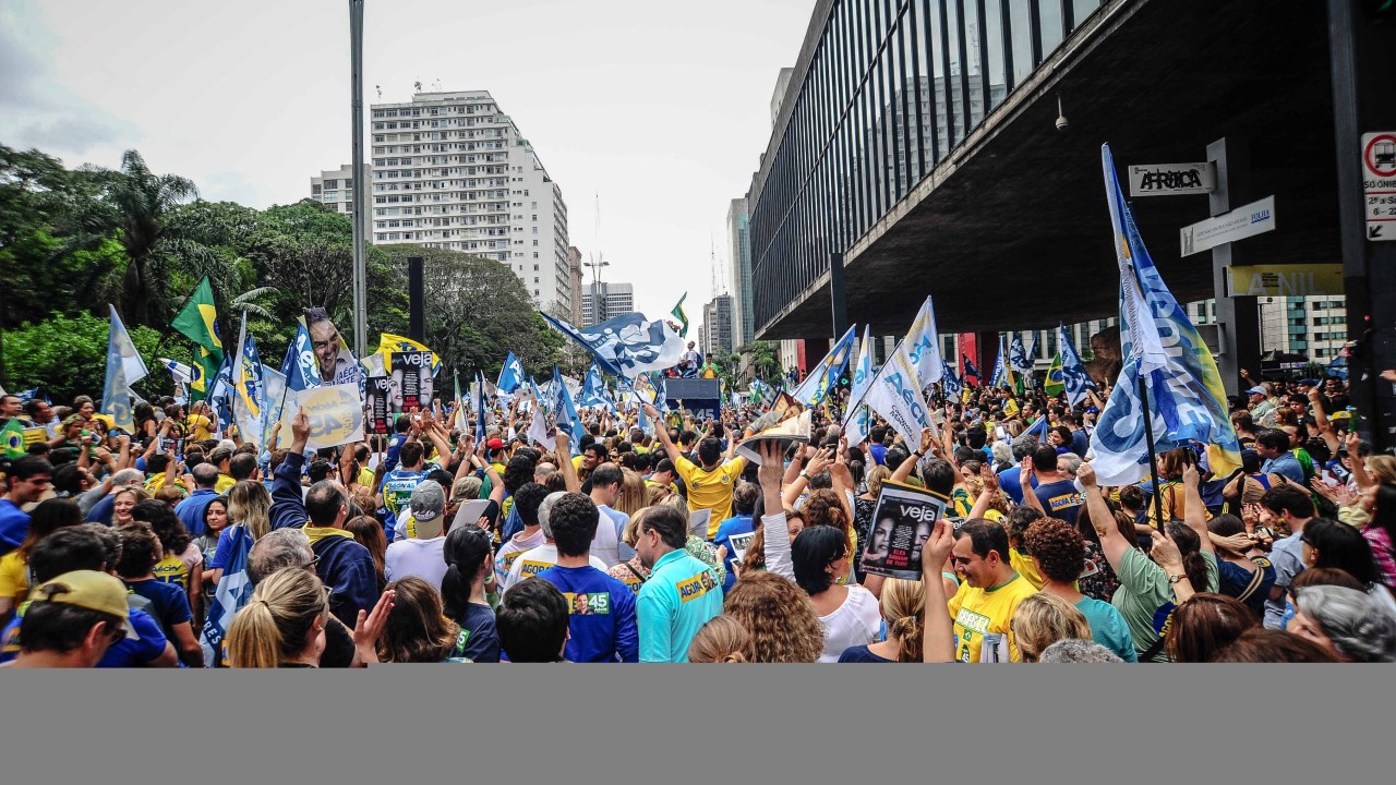 Manifestação de apoio ao candidato à Presidência da República pelo PSDB, Aécio Neves, leva centenas de eleitores para a avenida paulista, neste sábado (25), em São Paulo