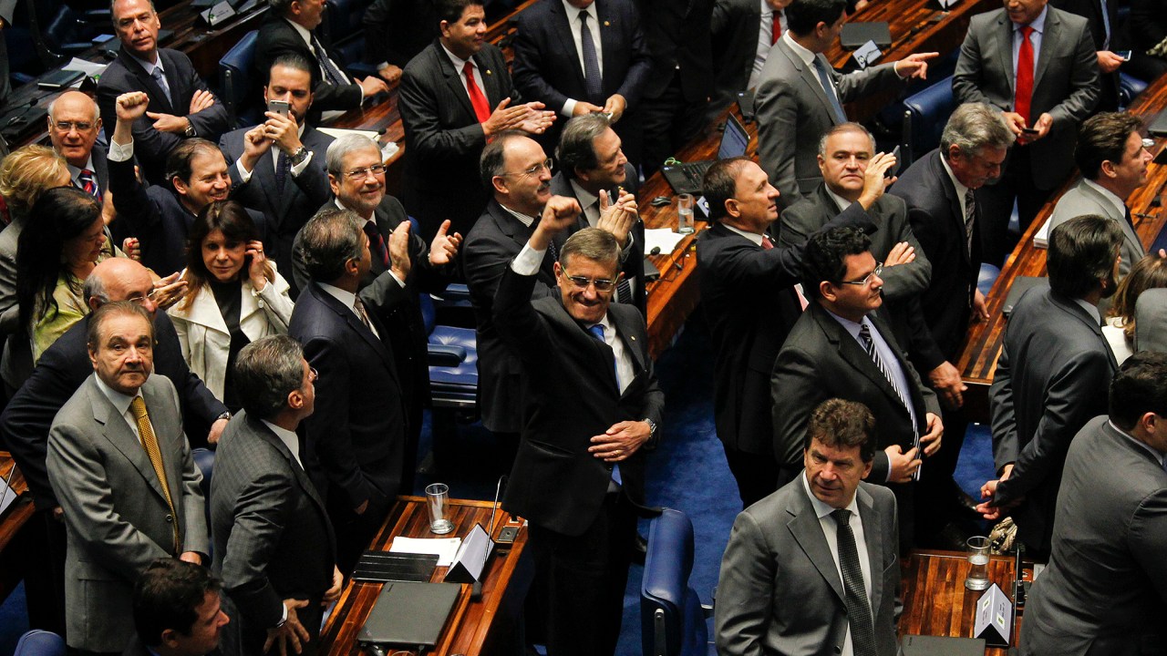 Após mais de 20 horas, Senado aprova processo de impeachment e afasta Dilma Rousseff