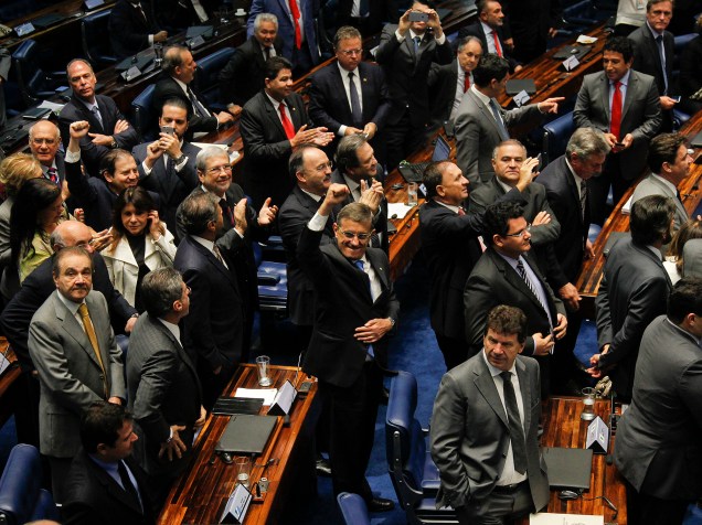 Após mais de 20 horas, Senado aprova processo de impeachment e afasta Dilma Rousseff - 12/05/2016
