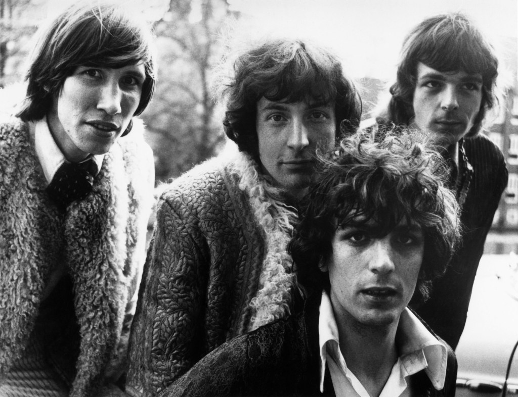 Membros do grupo Pink Floyd em 1967. Da esquerda para a direita: Roger Waters, Nick Mason, Syd Barrett and Rick Wright
