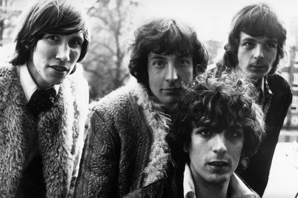 Membros do grupo Pink Floyd em 1967. Da esquerda para a direita: Roger Waters, Nick Mason, Syd Barrett and Rick Wright