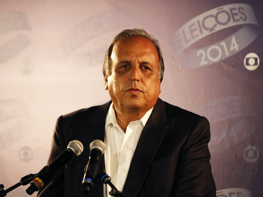 Luiz Fernando Pezão (PMDB) durante debate da TV Globo com o candidato Marcelo Crivella (PRB), no Rio de Janeiro